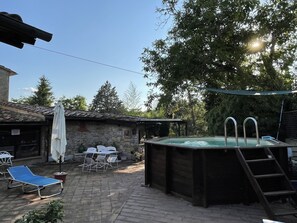 Outdoor spa tub