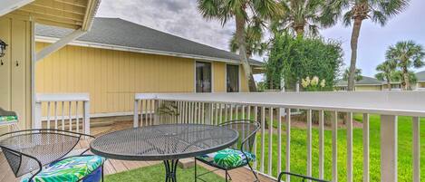 Destin Vacation Rental | 1BR | 1BA | 629 Sq Ft | 2 Steps Required for Access