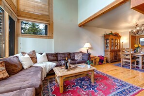 Living Room with plush leather furnishings, 40" TV, gas fireplace, and stunning floor to ceiling windows