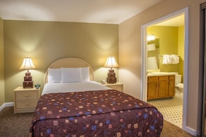 Comfortable unit with 1 Queen size bed. Exact unit will be assigned upon arrival. Views, colors and decor may vary.