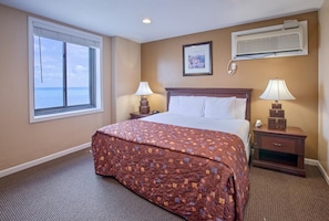 Unit with 1 Queen size bed. Exact unit will be assigned upon arrival. Views, colors and decor may vary.