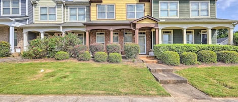 Macon Vacation Rental | 3BR | 2.5BA | 1,713 Sq Ft | 4 Steps Required to Access