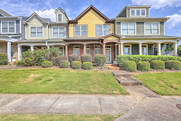 Macon Vacation Rental | 3BR | 2.5BA | 1,713 Sq Ft | 4 Steps Required to Access
