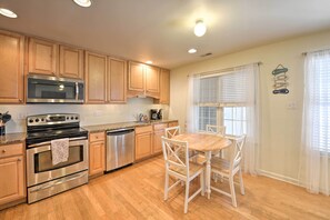 Fully Equipped Kitchen | 1,075 Sq Ft | Breakfast Table