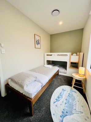 Bedroom 4- 1x Bunk & 1 x Single