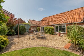 Castle Bungalow, Thornham: Plenty of space for soaking up the sunshine