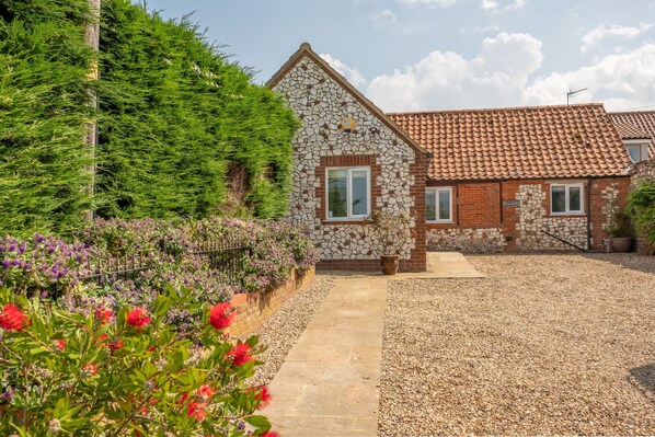 Castle Bungalow, Thornham: Front elevation with parking for three cars