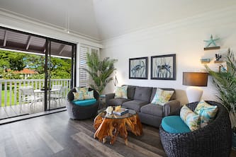 Steps from the Beach, Stunning View, Newly Remodeled, +AC