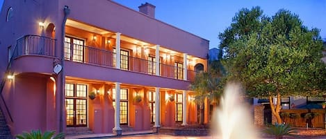 The Courtyard at Lodge Alley Inn