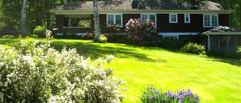 Charming, cozy cottage in historic village of Bayside.