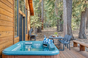 Relax in the hot tub with a breathtaking view of the forest!