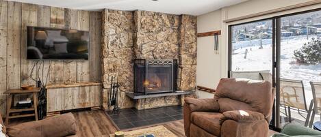 Amazing ski access and a cozy fireplace make this condo ideal for a ski holiday!