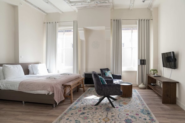 Room view - Bed and seating area with TV