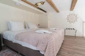 Bed (at entresol)