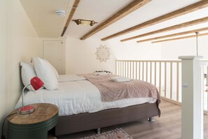 Bed (at entresol)