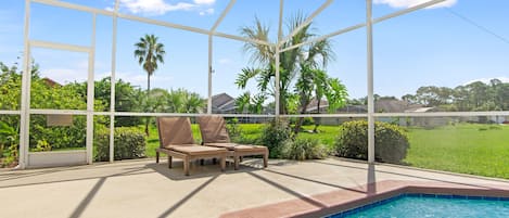 Private & Screened Pool w/ Loungers 