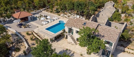 Villa Lugareva with 52 sqm private pool, 4 bedrooms, 4 bathrooms, summer kitchen, traditional environment, playground
