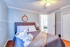 Queen bed in 2nd BR