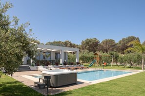 Mesmerising pool settings