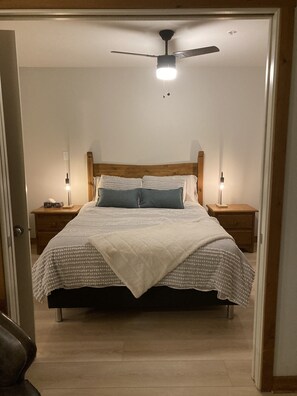 Master Bedroom - Queen Bed 