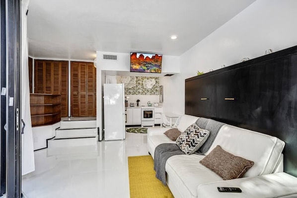 Living room area equipped with Smart TV and Wifi.