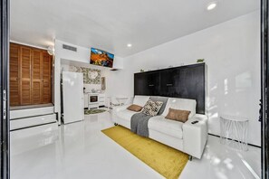 Living room area equipped with Smart TV and Wifi. 