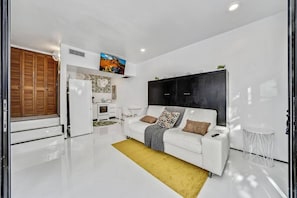 Living room area equipped with Smart TV and Wifi.