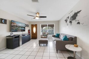 Living room area equipped with Smart TV and Wifi. 