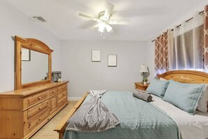 Another room with queen size bed - a comfortable and good quality mattress. 