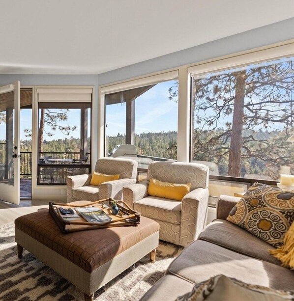 Gorgeous Deschutes River views, no deck access