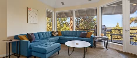 Beautifully furnished Bend OR townhome, hot tub on deck, sleeps 8