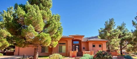 Find your southern Utah sanctuary at Waterwheel House. Come, relax, and explore! This stunning 3 BR/2 BA home has everything you need for your dream vacation in Kanab.