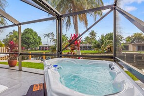 Outdoor spa tub