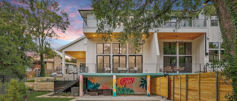 Check in to this fabulous half duplex and enjoy the pool and custom mural! 