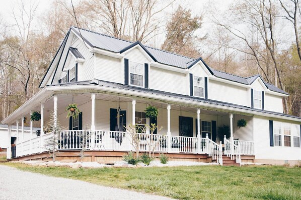 South Bloomingville Vacation Rental | 5BR | 2.5BA | 2,055 Sq Ft | Exterior Steps