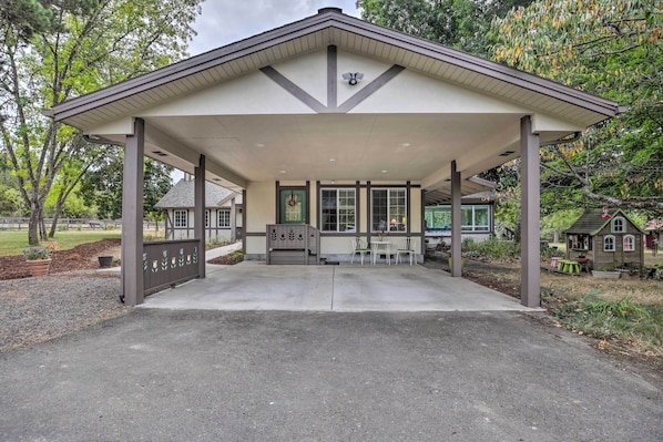 McMinnville Vacation Rental | 1BR | 1BA | 400 Sq Ft | 3 Steps Required To Access