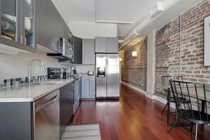 Another view of the kitchen!