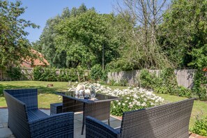 Brook House, Brinton: A relaxing place to dine alfresco