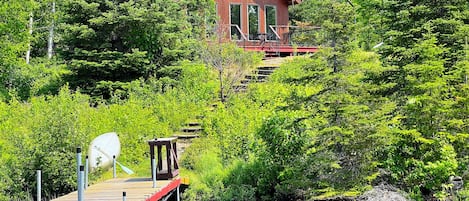 Beautiful and tranquil lakeside cabin on Garden lake