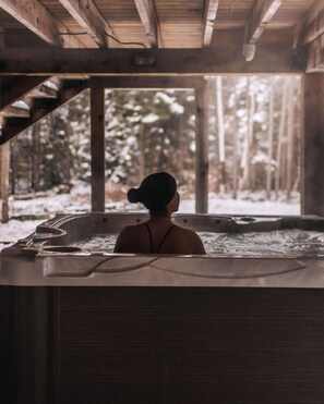 Indoor spa tub