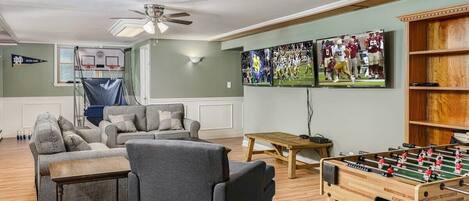 Entertainment area with games and 3 4K TVs perfect for entertainment!