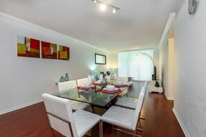 One bed Tides 2nd floor Hollywood Beach Miami (1776)