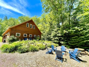 Rock Garden Cottage fire place and picnic table 