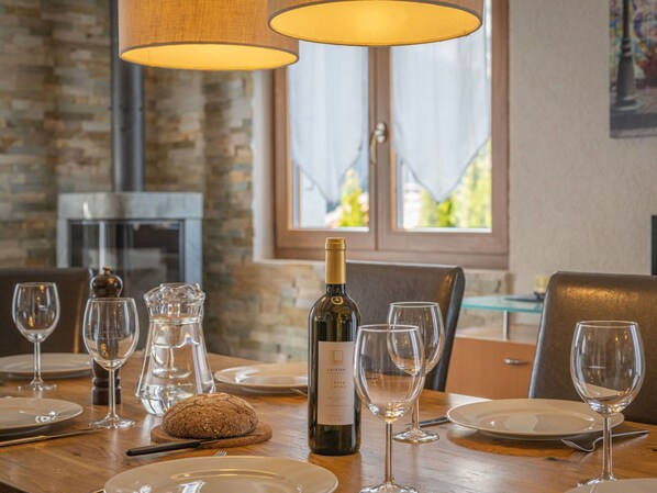 Vaisselle, Table, Propriété, Meubles, Bouteille, Verres À Pied, Drinkware, Chaise, Assiette, Bar