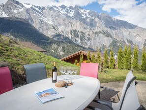 Table, Ciel, Nuage, Montagne, Propriété, Plante, Meubles, Chaise, Paysage Naturel, Mobilier De Jardin