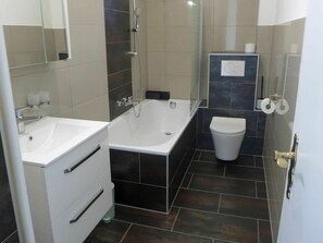 Mirror, Plumbing Fixture, Tap, Sink, Property, Building, Bathroom Sink, Cabinetry, Bathroom Cabinet, Bathroom