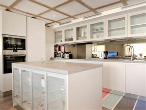 Cabinetry, Comptoir, Bâtiment, Meubles, Propriété, Cuisine, Fenêtre, Chaise, Bois