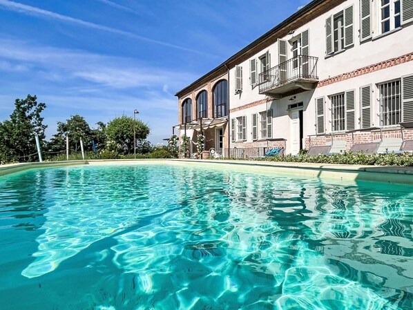 Water, Sky, Daytime, Cloud, Plant, Building, Swimming Pool, Azure, Window, Leisure