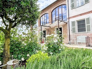 Plant, Window, Property, Building, Tree, Architecture, Grass, Neighbourhood, Residential Area, Real Estate