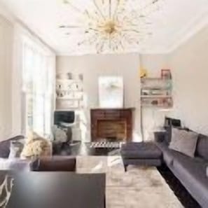 Punk Hip: Plush 1-bed in Camden Town (1598)